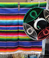 Мексиканский костюм состоит из пончо и сомбреро